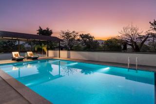 Saffronstays Crimson Crest - 6