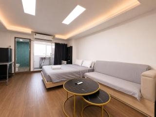 1BR Near BTS Queen & Single Bed City Center - 3