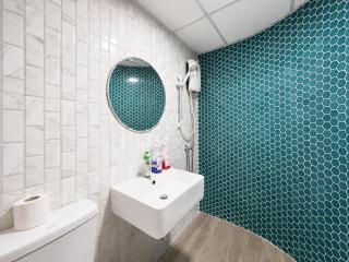 1BR Near BTS Queen & Single Bed City Center - 1