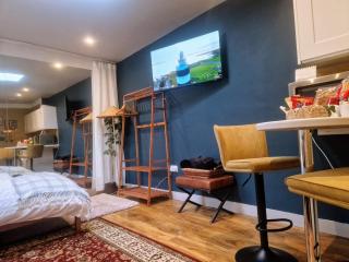 Detached Cottage Studio with Private Garden Patio - 2
