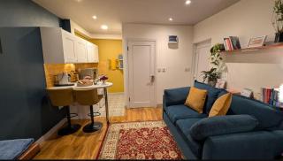 Detached Cottage Studio with Private Garden Patio - 1