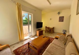 Beach Walk Apartment with Private Garden & Wifi - 4