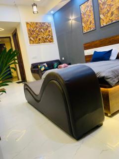 Luxury Couple Friendly Studio-Gaur City Noida - 8