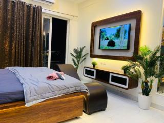 Luxury Couple Friendly Studio-Gaur City Noida - 6