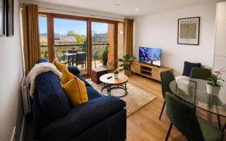 GreenGage Tree Stylish 2 Bedroom with Balcony & Parking - 0