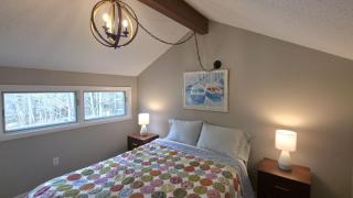 Harbor Cove 28 Beach & Pool Retreat: A cozy 3BR condo in scenic Harbor Springs, MI. - 3