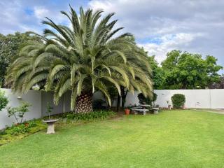The Suburban Guest House - 5
