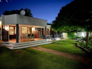 The Suburban Guest House - 9