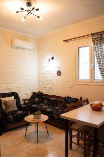 Valira Cozy Home w Rustic Charm & Private Garden - 9