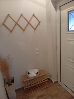 Valira Cozy Home w Rustic Charm & Private Garden - 4