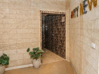 Enter Pyramids Inn - 9