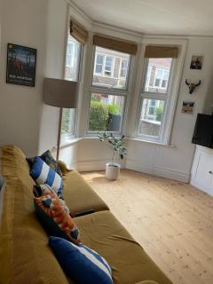 Beautifully renovated 5 bedroom house with garden - 0