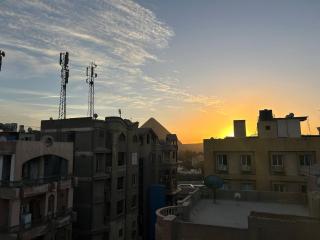 Charming Egyptian Apartment - 10 min walk to Pyramids & Views - 4