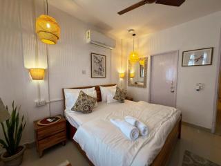 Cozy 3BHK with Sunlit Rooms, Near Select CityWalk Saket - 8