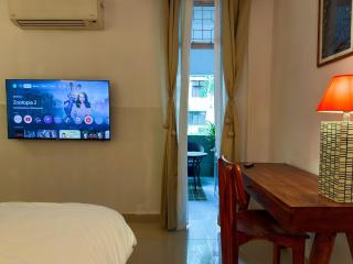 Cozy 3BHK with Sunlit Rooms, Near Select CityWalk Saket - 2