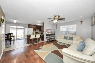 Dual Home Escape 9BR 4BA Sleeps 17 Private Hot Tub Pet Friendly Southwest Houston - 9