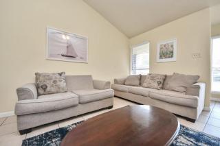 Dual Home Escape 9BR 4BA Sleeps 17 Private Hot Tub Pet Friendly Southwest Houston - 1