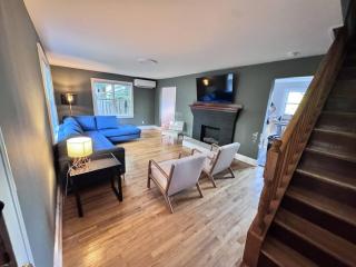 Spacious 4BR Home w/ Deck + BBQ Walk to Hospital - Holiday Home - 2