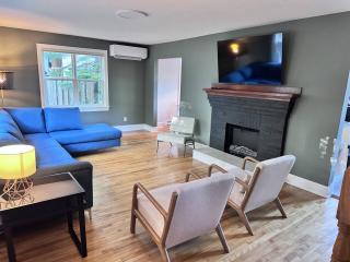 Spacious 4BR Home w/ Deck + BBQ Walk to Hospital - Holiday Home - 1