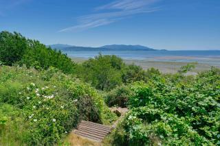 Waterfront Bellingham Bliss: Steps to Beach! - 0