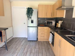 Spacious 5-Bedroom in Birmingham Garden & Parking - 5