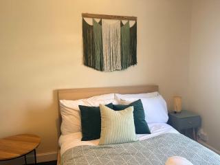 Spacious 5-Bedroom in Birmingham Garden & Parking - 1