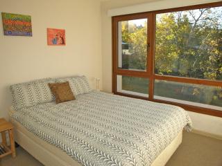 Bright and modern with lake view - 4