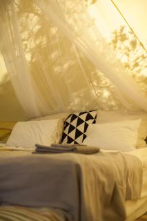 Glamping - a living room overlooking the ocean - 4