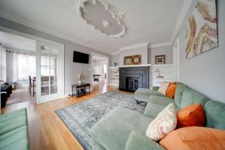 Deck, Pool Table! Walkable Cleveland Heights Apt - 2