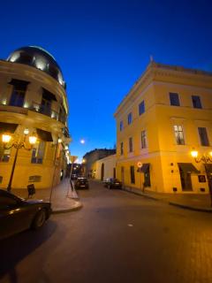 Secret Old city stay near Duke - 1