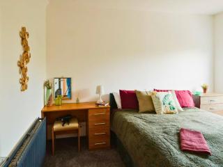 Modern 2BR Widnes Home Near Liverpool & Manchester, Sleeps 6, WiFi & Garden, Long Stay Accommodation - 4