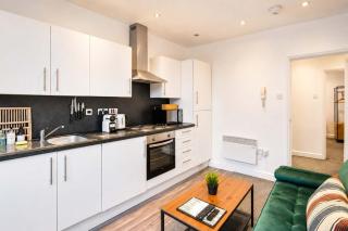 2 Bedroom Apartment Near City Centre, Uni & Parks! - 3