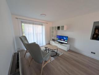 Modern 2-bed flat near QMC and city centre, with private garage - 6