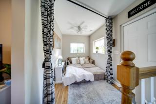 GOTL Strip Cottage, Walk to the Beach - 2
