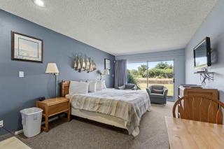 King Bed Studio with Kitchenette - Pool and Hot Tub - 0