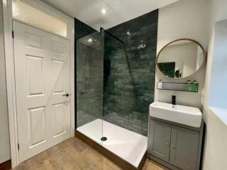 Modern Central Apartment - King Size Bed - Free Parking - 6