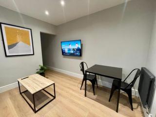 Modern Central Apartment - King Size Bed - Free Parking - 3