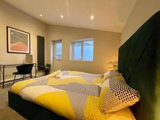 Modern Central Apartment - King Size Bed - Free Parking - 1
