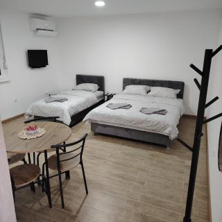 Elena Airport Apartments - 7