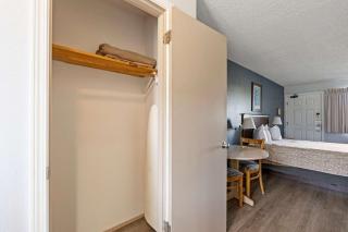 Ground Floor Studio - Pet-Friendly with Kitchenette - Pool and Hot Tub - 7