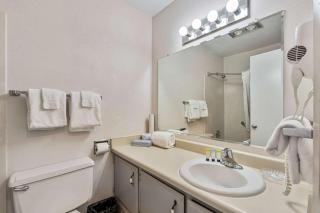 Pet Friendly Suite with Kitchen and Patio - Ground Floor - Pool and Hot Tub - 1