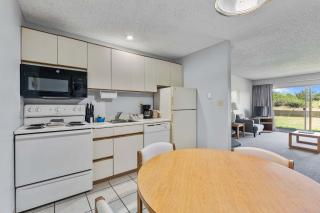 Pet Friendly Suite with Kitchen and Patio - Ground Floor - Pool and Hot Tub - 6