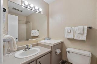 Queen Studio Ground Floor - Pool and Hot Tub - 6