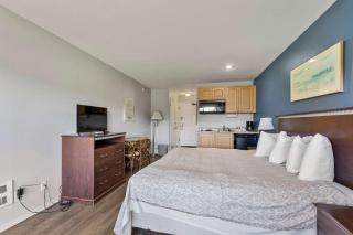 King Bed Pet-Friendly Studio with Pool and Hot tub - 6