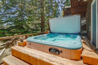 4 Mi to Lake Tahoe! All-Season Retreat w/ Hot Tub - 8