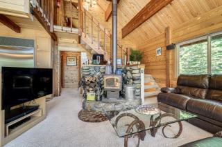 4 Mi to Lake Tahoe! All-Season Retreat w/ Hot Tub - 4