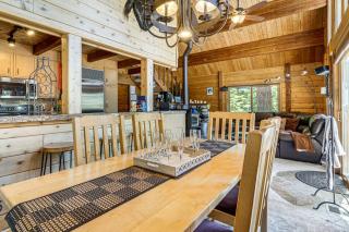 4 Mi to Lake Tahoe! All-Season Retreat w/ Hot Tub - 2