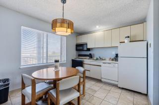 1-Bedroom Family Suite for 6 with Kitchen and Fireplace - Pool and Hot Tub - 6