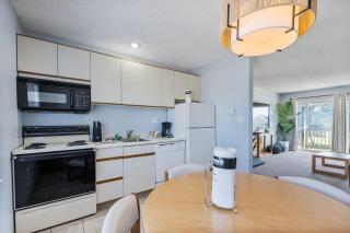 1-Bedroom Family Suite for 6 with Kitchen and Fireplace - Pool and Hot Tub - 7