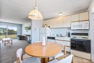 Family Suite for 6 Pet-friendly with Fireplace and Kitchen - Pool and Hot Tub - 6